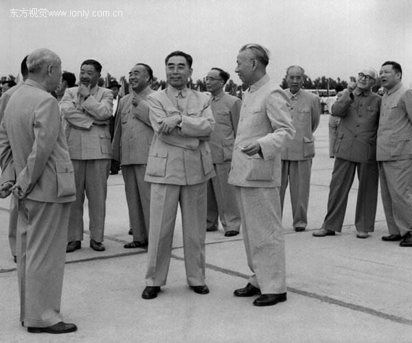 В кругу высшего руководства КНР, 1962 г., с Чжоу Эньлаем, Лю Шаоци